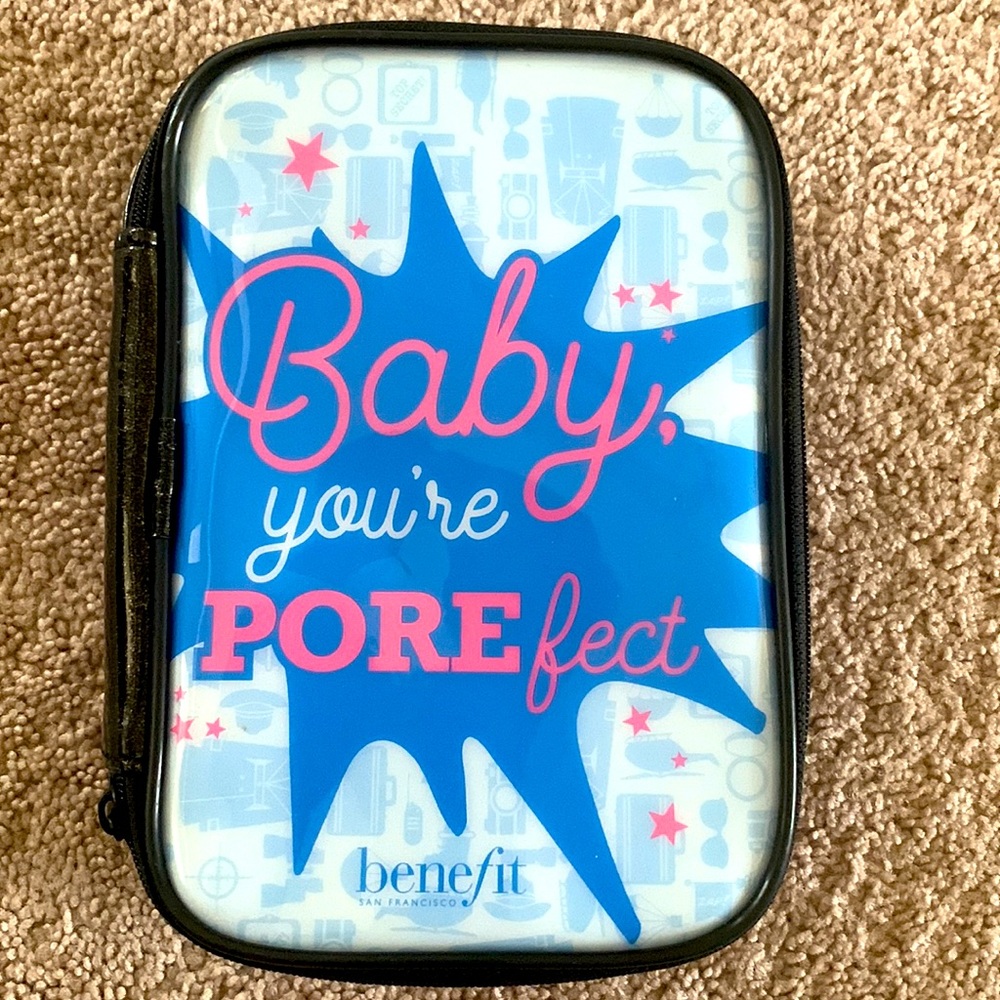 ✨5/)25✨Benefit zipper makeup bag